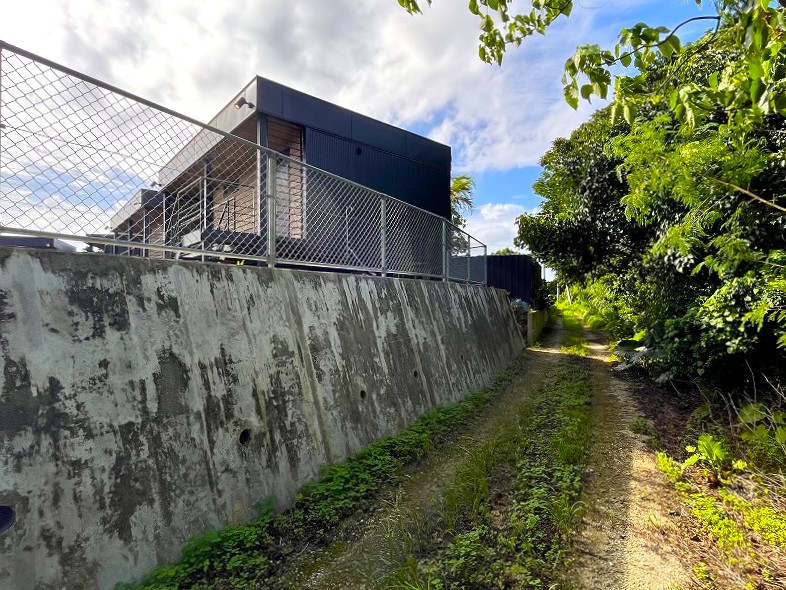 平良西里野原越の城辺線から1本入ってすぐ　739坪　原野