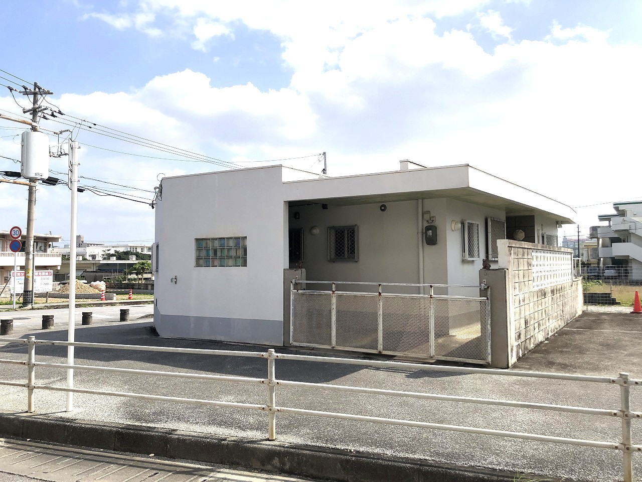 平良西里の平一小近く角地　建物23坪　土地約37坪