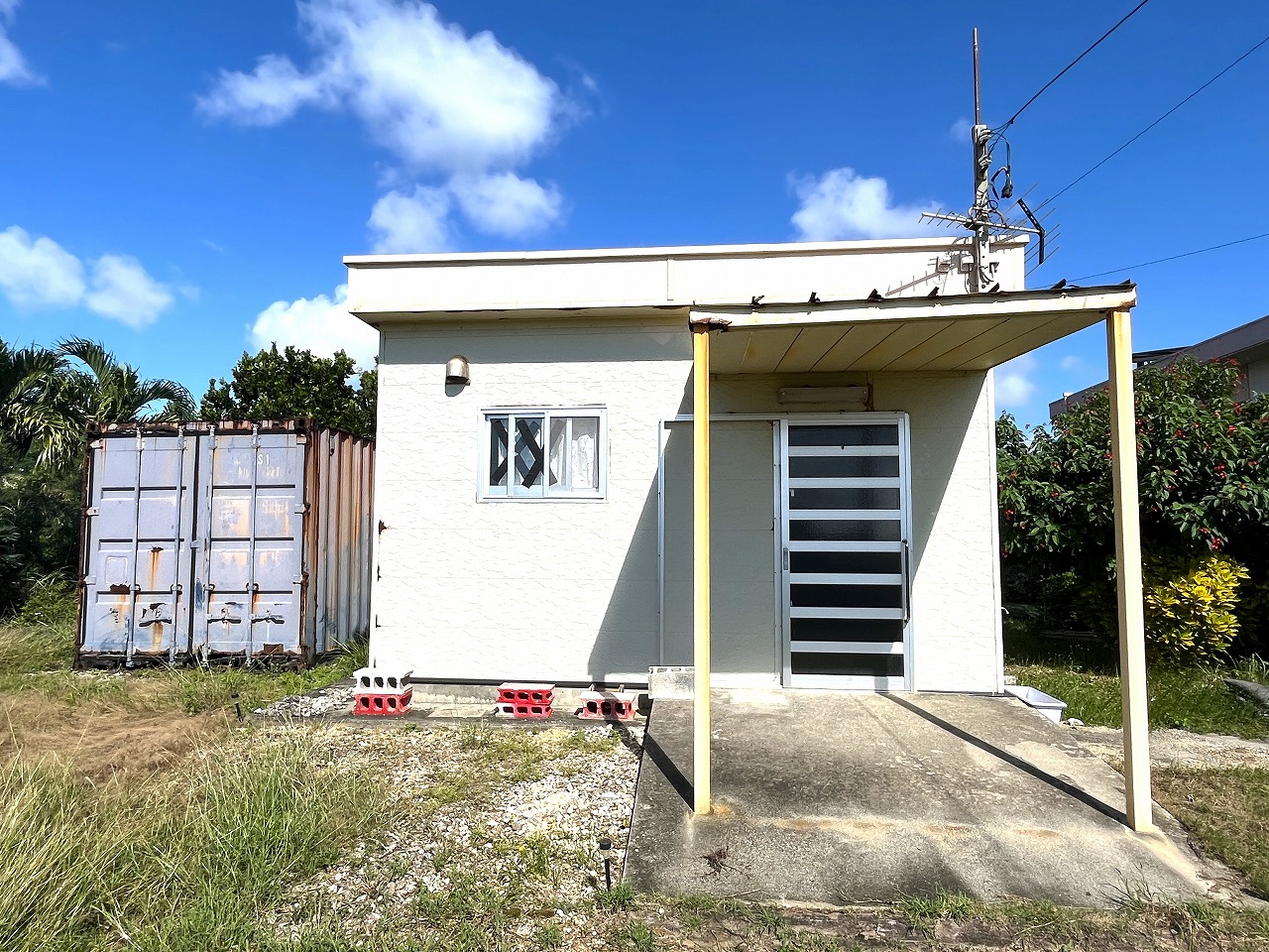 下地与那覇 来間大橋近く　RCB造平屋建/2世帯＋離れ 建物34.5坪 土地300坪