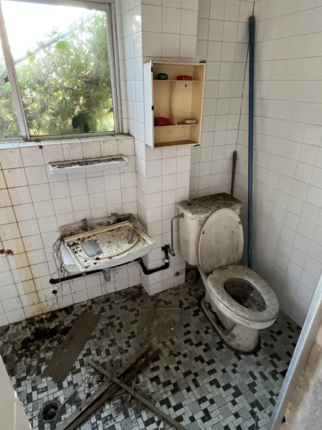 平良西里　マティダ市民劇場近く RCB造4階建て  建物76坪 土地50坪