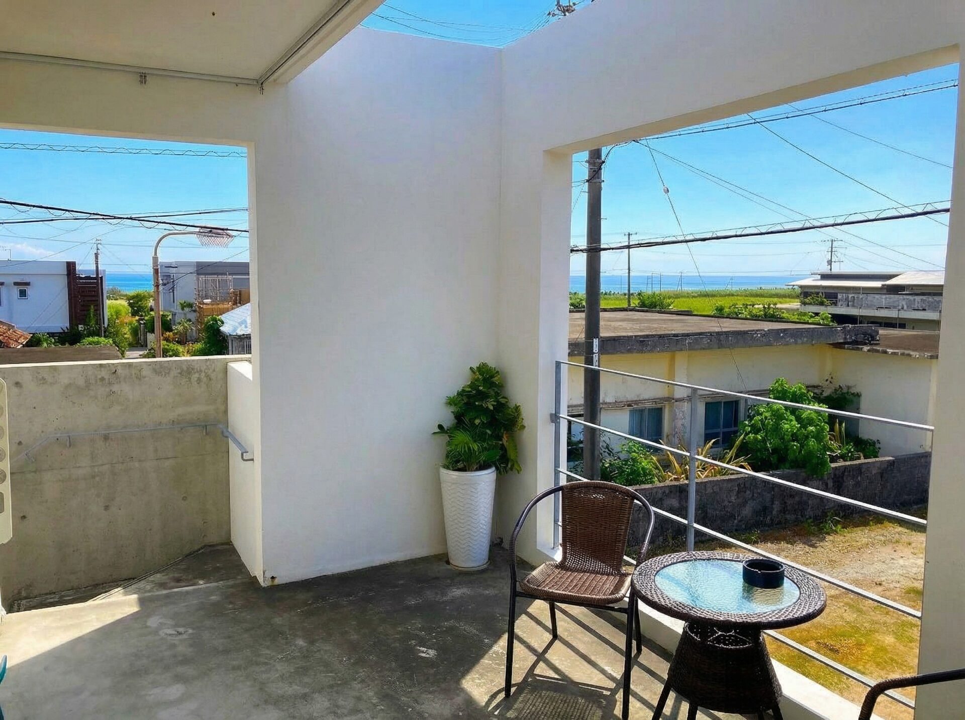平良久貝 2階テラスから海を眺める 2階建RC造 建物22坪 土地38坪