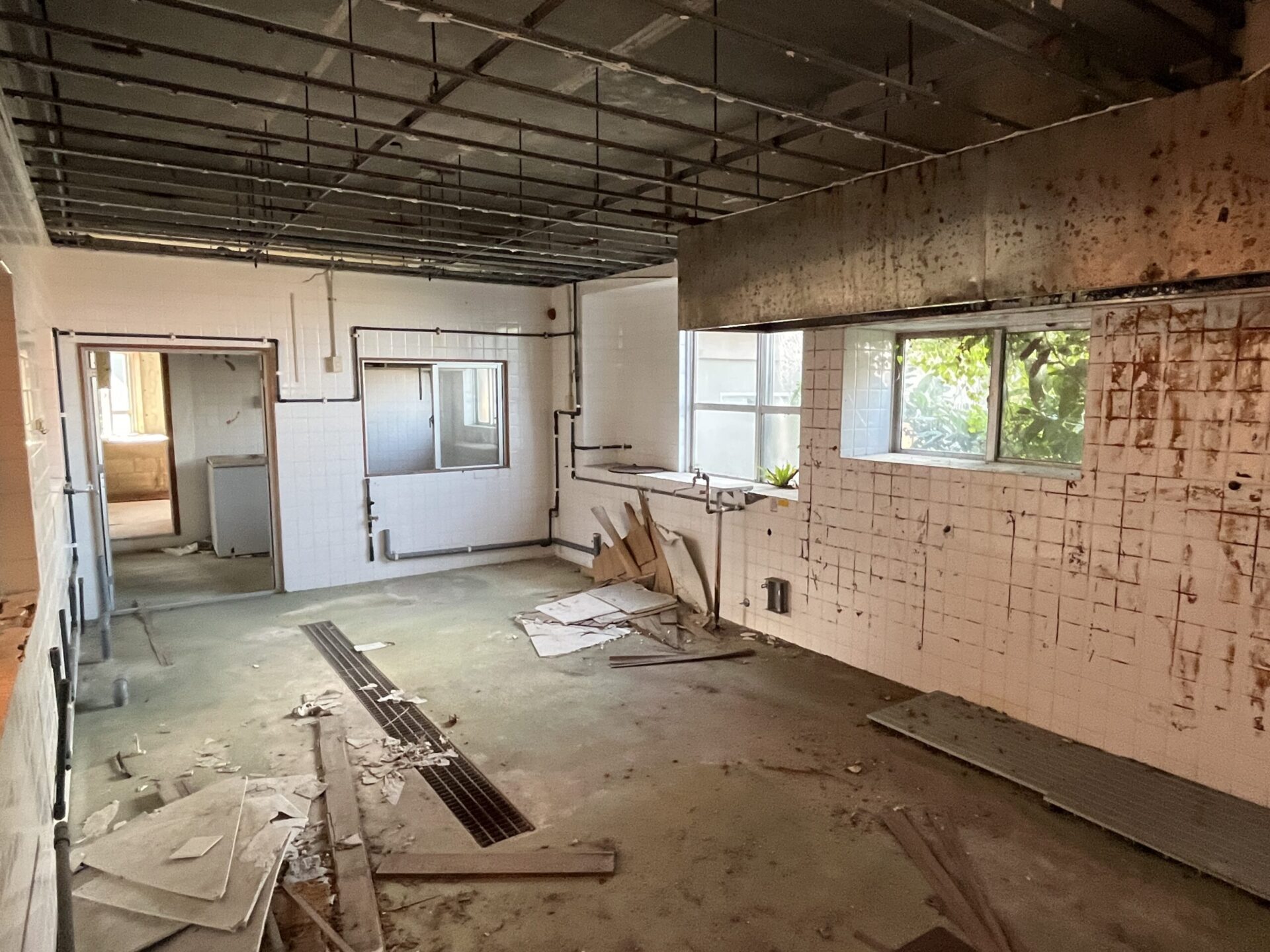 平良西里　マティダ市民劇場近く RCB造4階建て  建物76坪 土地50坪