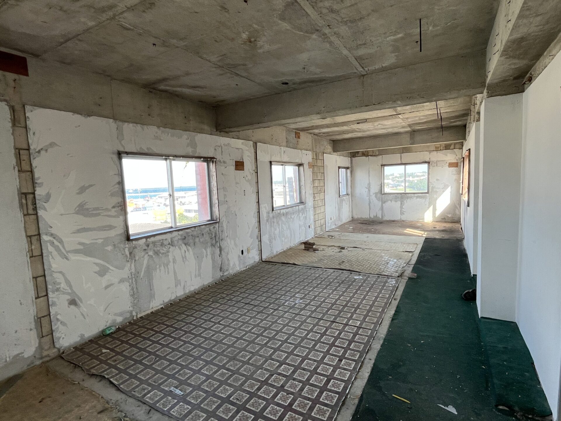 平良西里　マティダ市民劇場近く RCB造4階建て  建物76坪 土地50坪