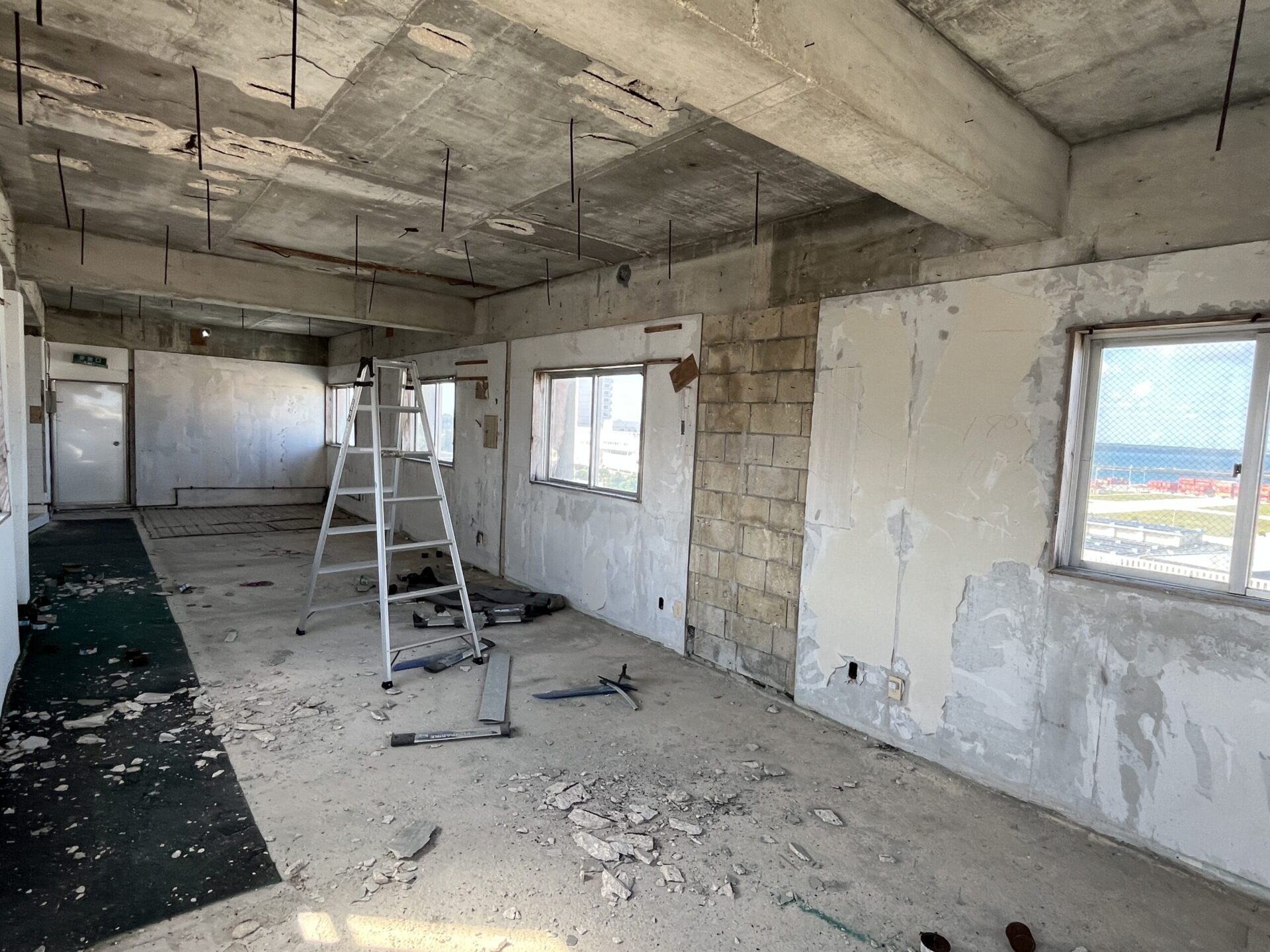 平良西里　マティダ市民劇場近く RCB造4階建て  建物76坪 土地50坪