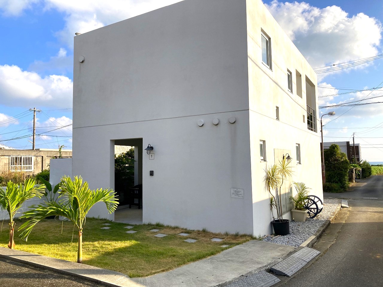 平良久貝 2階テラスから海を眺める 2階建RC造 建物22坪 土地38坪