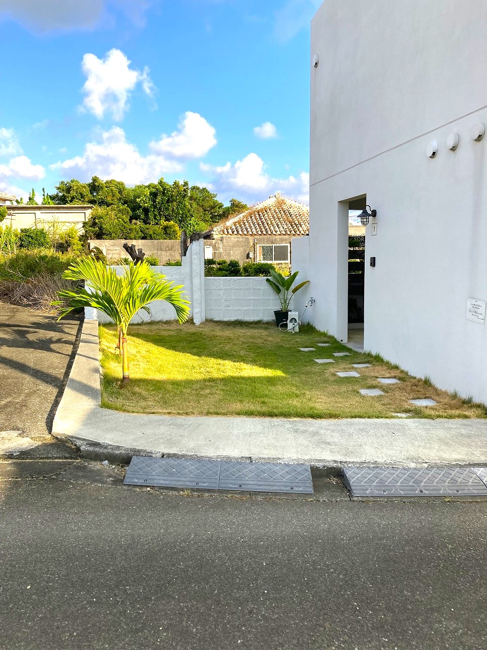 平良久貝 2階テラスから海を眺める 2階建RC造 建物22坪 土地38坪