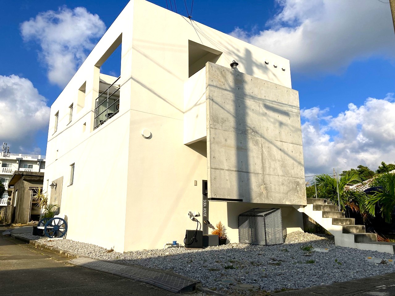 平良久貝 2階テラスから海を眺める 2階建RC造 建物22坪 土地38坪