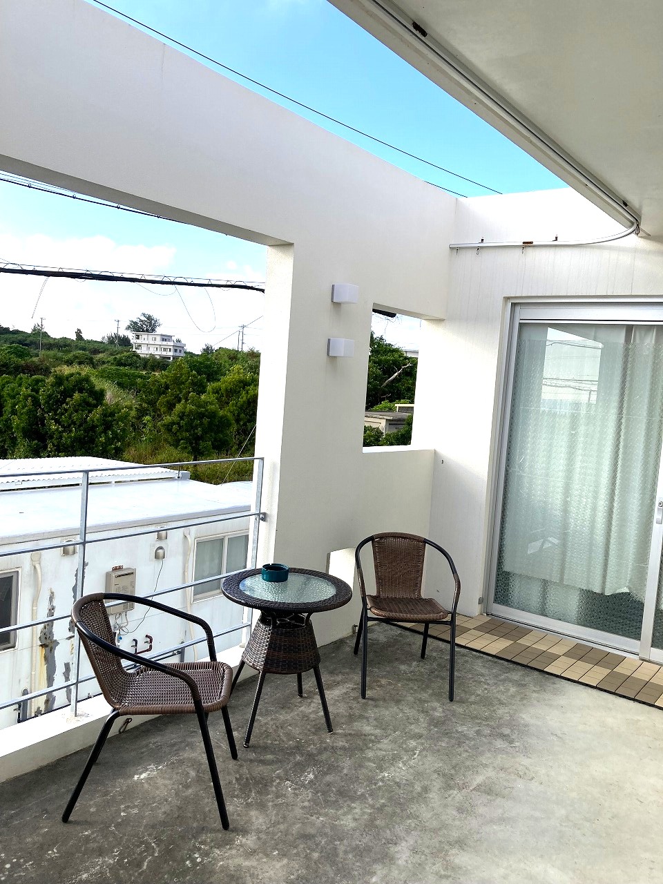 平良久貝 2階テラスから海を眺める 2階建RC造 建物22坪 土地38坪