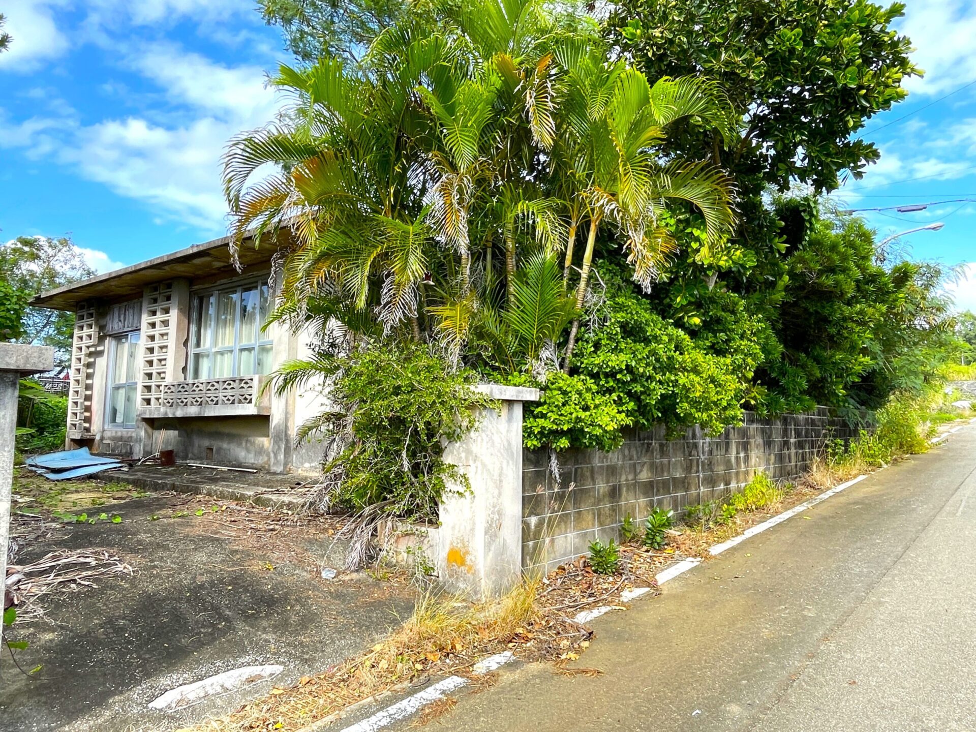 下地嘉手苅　市営団地近くの市道沿い　未登記古家あり　157坪　宅地