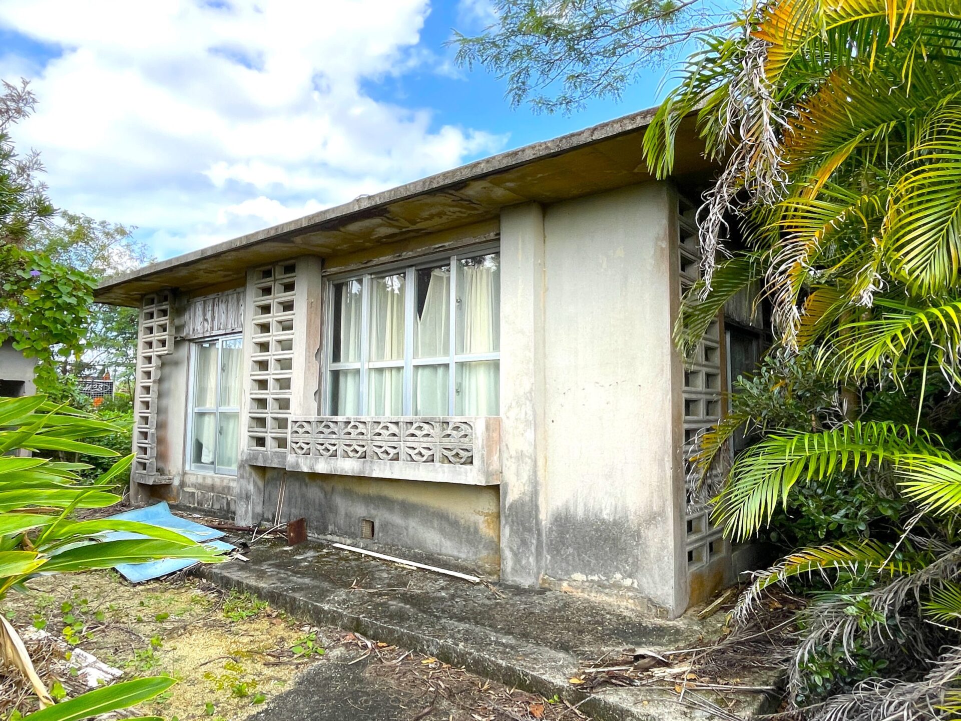 下地嘉手苅　市営団地近くの市道沿い　未登記古家あり　157坪　宅地