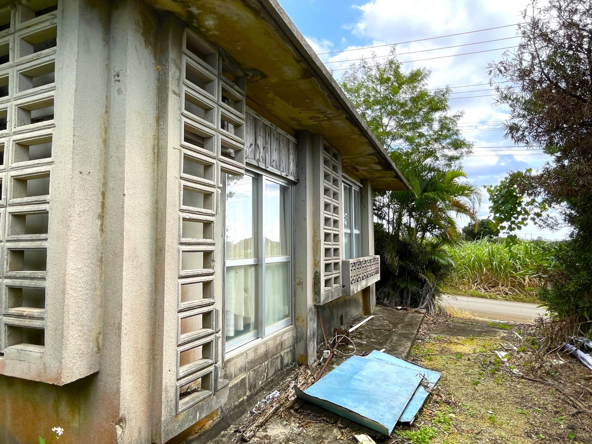 下地嘉手苅　市営団地近くの市道沿い　未登記古家あり　157坪　宅地
