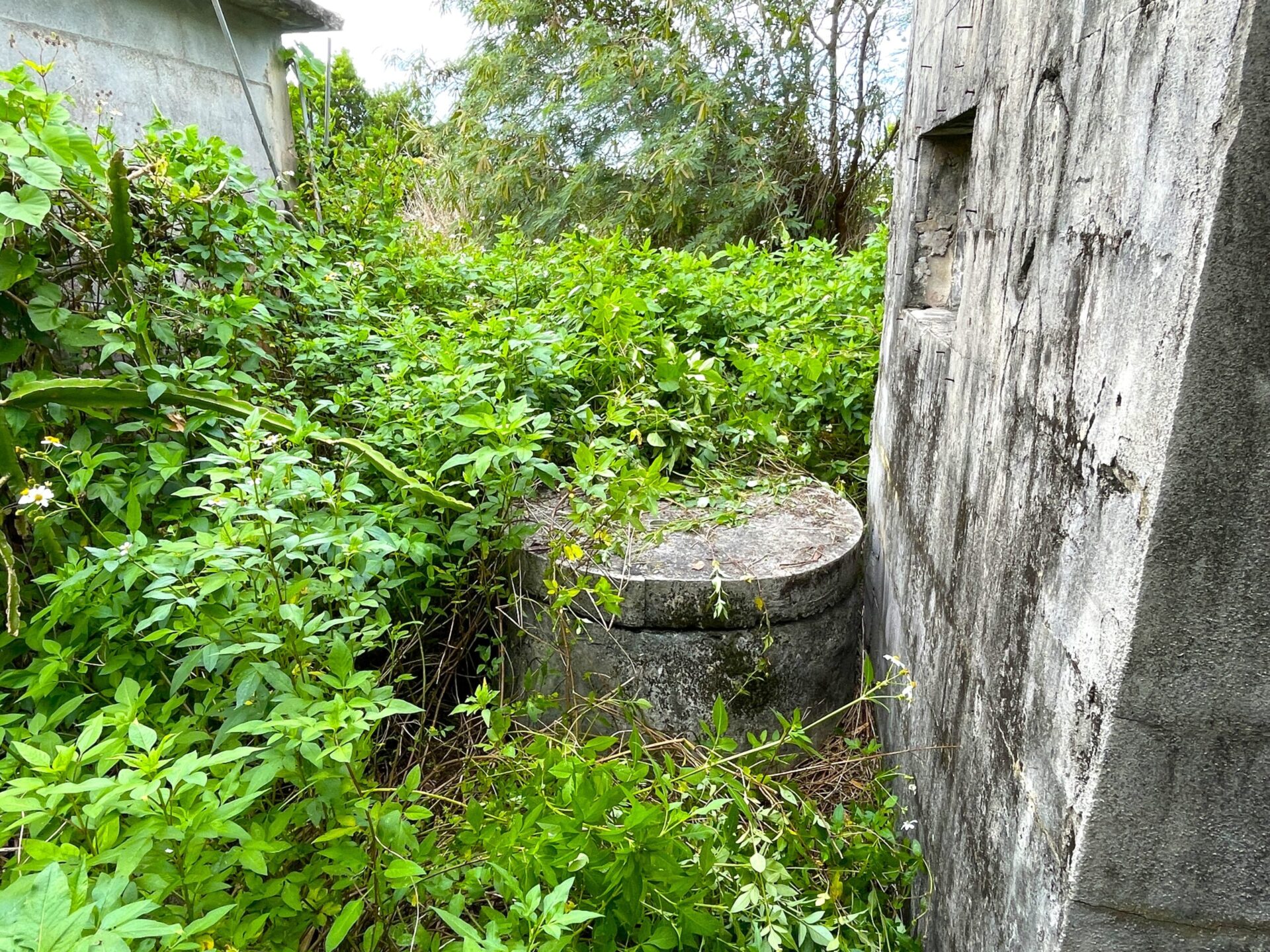 下地嘉手苅　市営団地近くの市道沿い　未登記古家あり　157坪　宅地