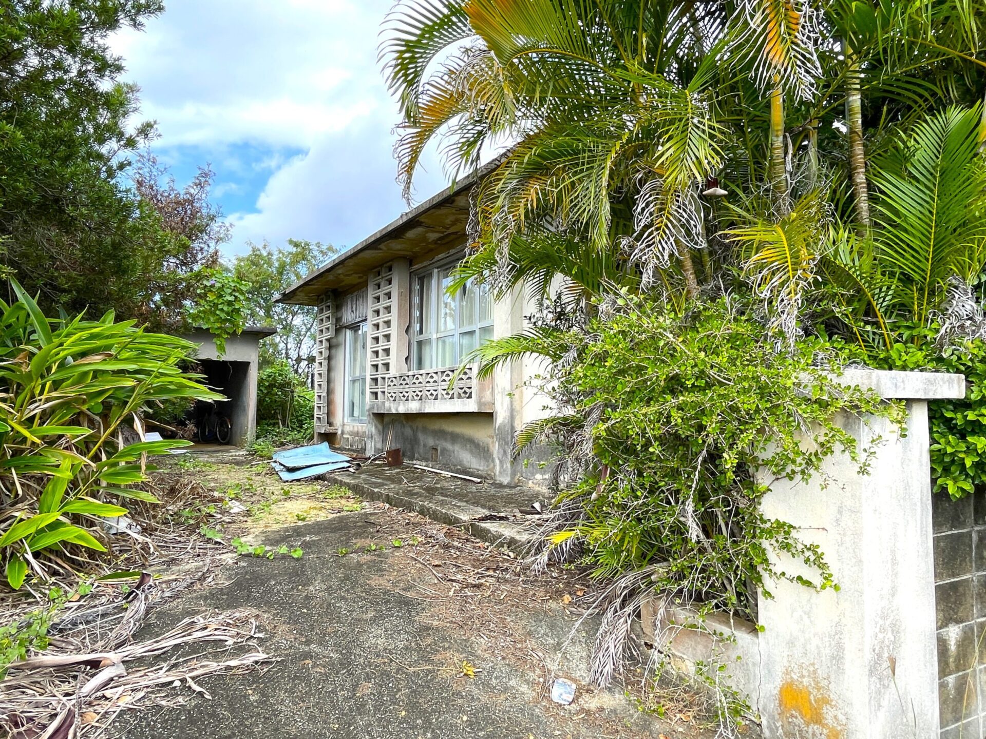 下地嘉手苅　市営団地近くの市道沿い　未登記古家あり　157坪　宅地