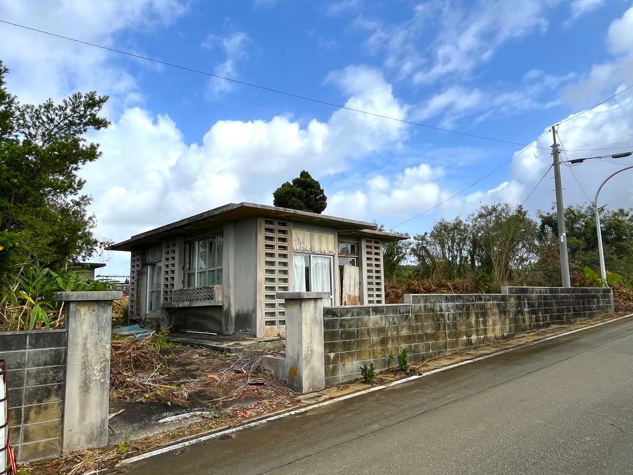 下地嘉手苅　市営団地近くの市道沿い　未登記古家あり　157坪　宅地