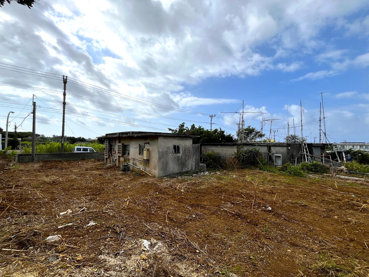下地嘉手苅　市営団地近くの市道沿い　未登記古家あり　157坪　宅地