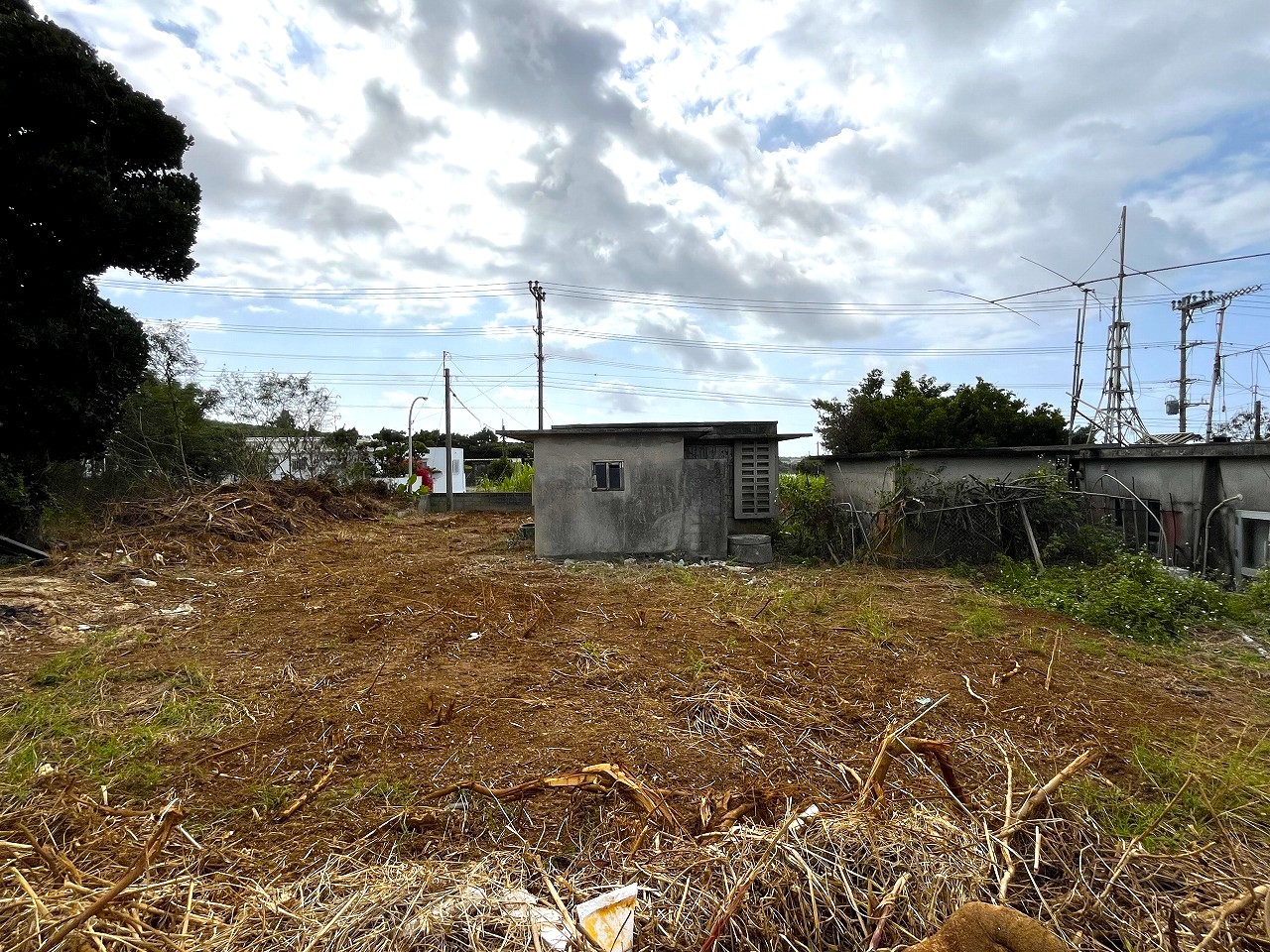 下地嘉手苅　市営団地近くの市道沿い　未登記古家あり　157坪　宅地