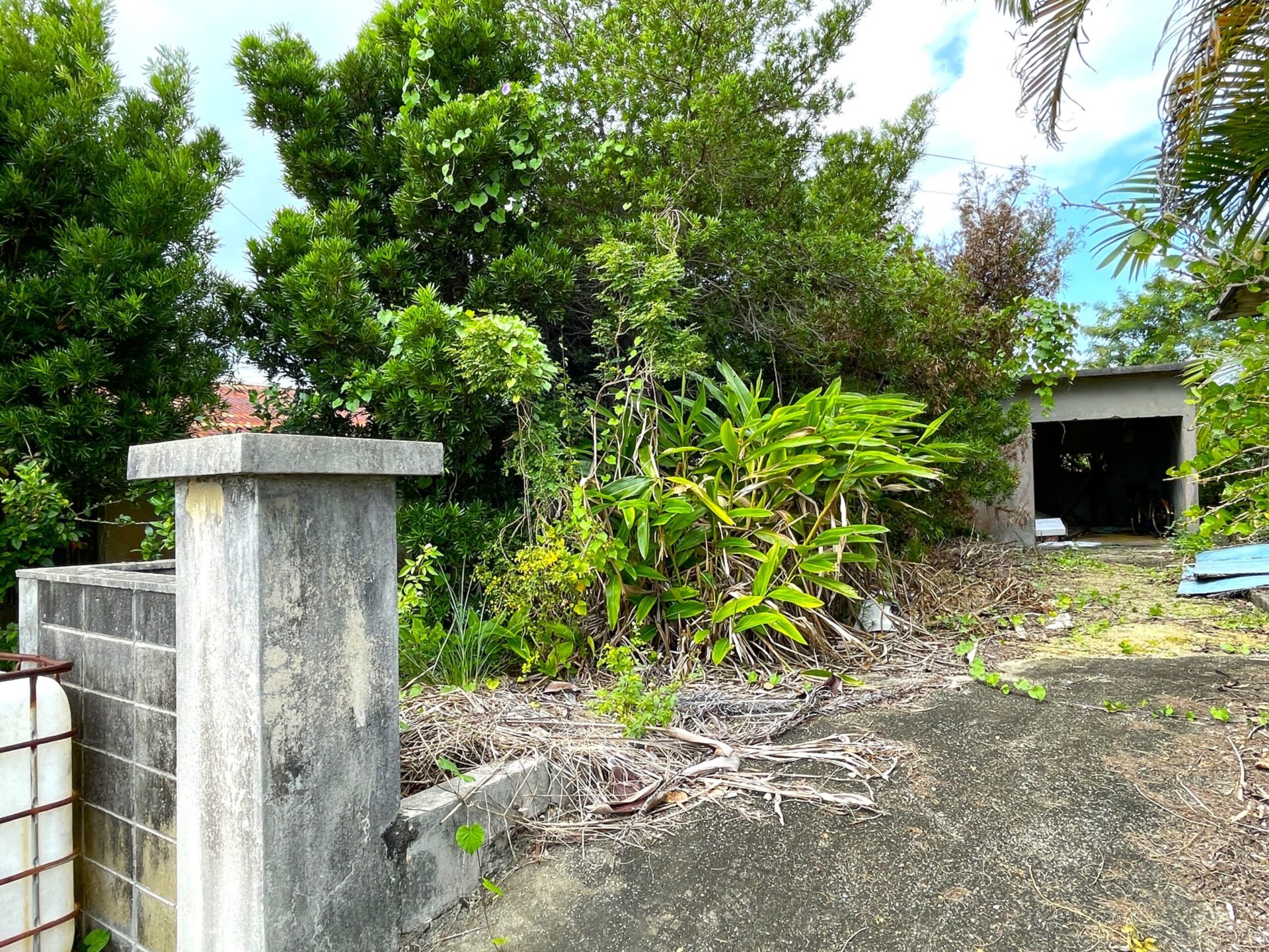下地嘉手苅　市営団地近くの市道沿い　未登記古家あり　157坪　宅地