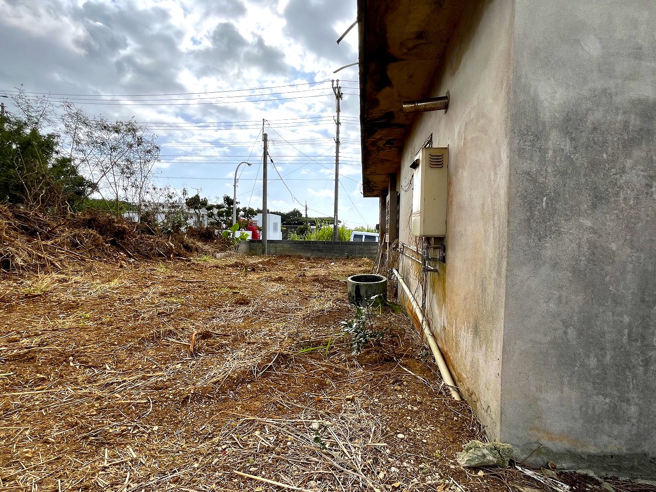 下地嘉手苅　市営団地近くの市道沿い　未登記古家あり　157坪　宅地