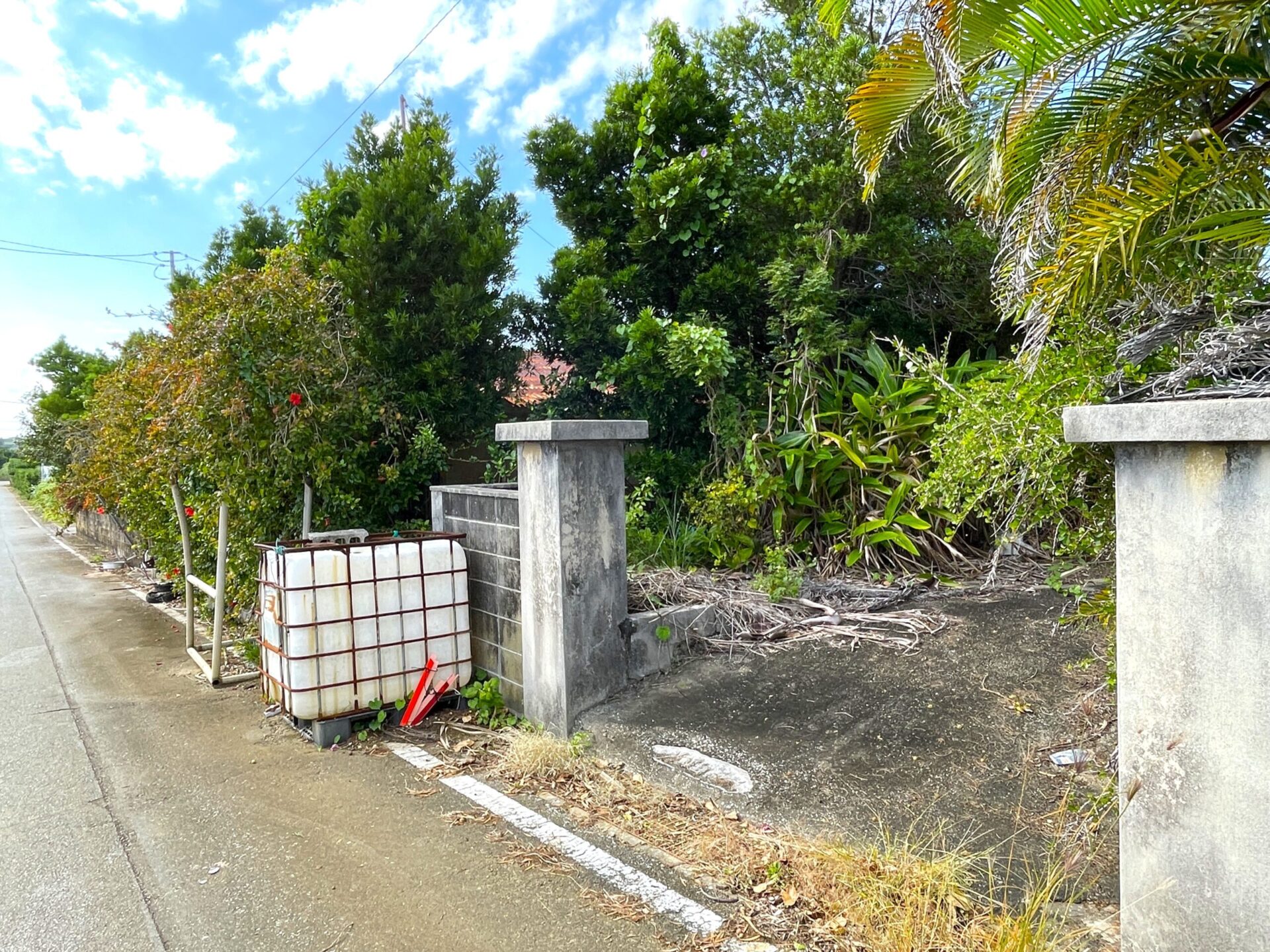 下地嘉手苅　市営団地近くの市道沿い　未登記古家あり　157坪　宅地