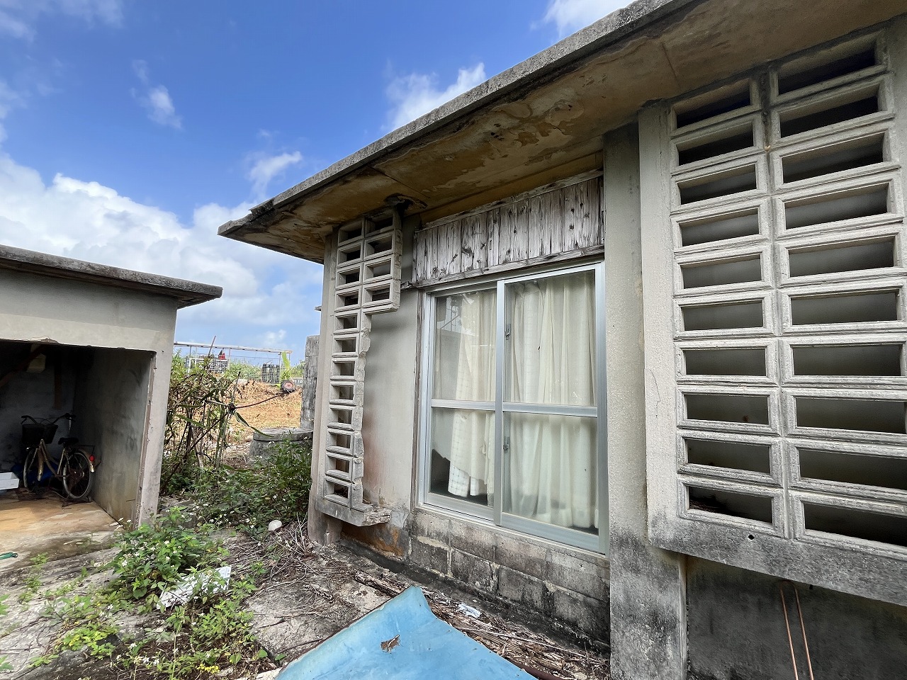 下地嘉手苅　市営団地近くの市道沿い　未登記古家あり　157坪　宅地