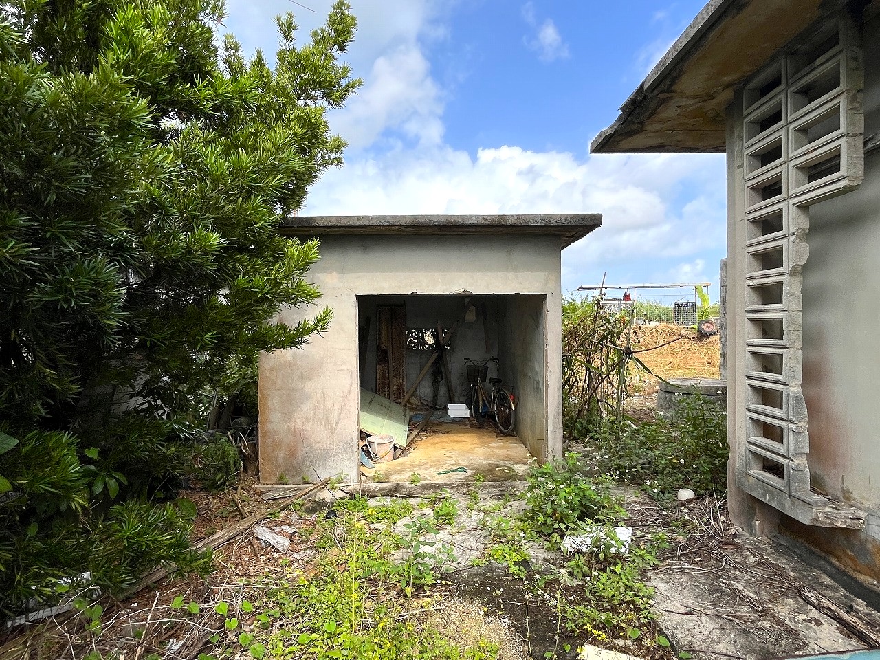 下地嘉手苅　市営団地近くの市道沿い　未登記古家あり　157坪　宅地