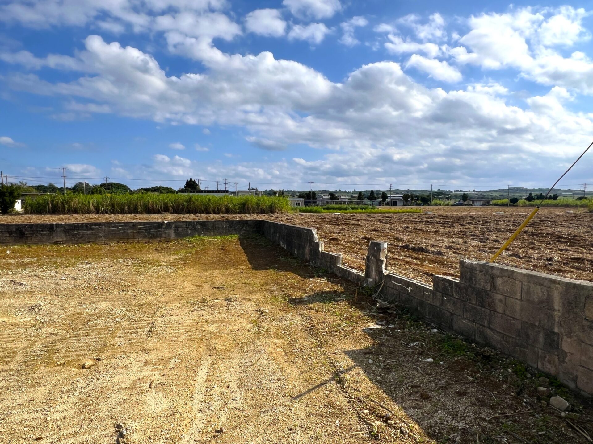 城辺下里添　上野公民館近く角地　124坪　宅地