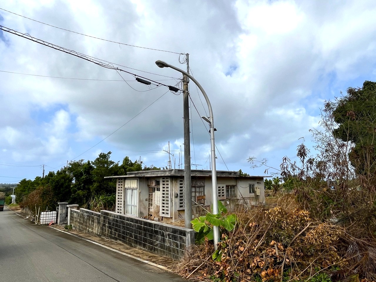 下地嘉手苅　市営団地近くの市道沿い　未登記古家あり　157坪　宅地