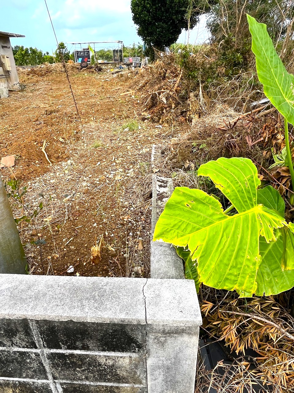 下地嘉手苅　市営団地近くの市道沿い　未登記古家あり　157坪　宅地