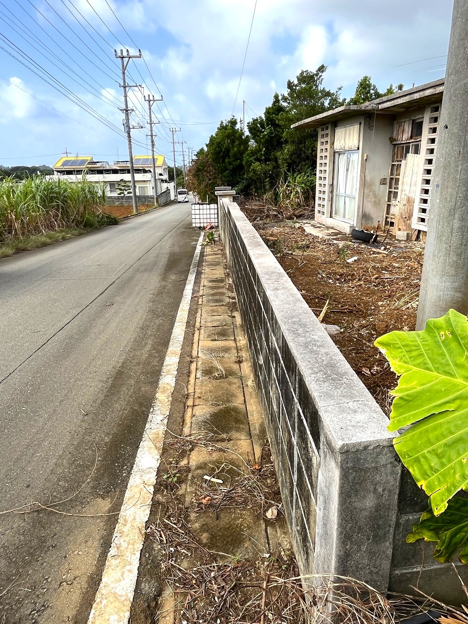 下地嘉手苅　市営団地近くの市道沿い　未登記古家あり　157坪　宅地