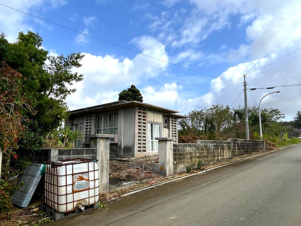 下地嘉手苅　市営団地近くの市道沿い　未登記古家あり　157坪　宅地