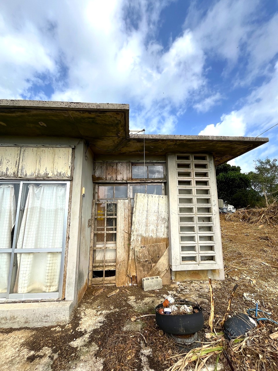 下地嘉手苅　市営団地近くの市道沿い　未登記古家あり　157坪　宅地