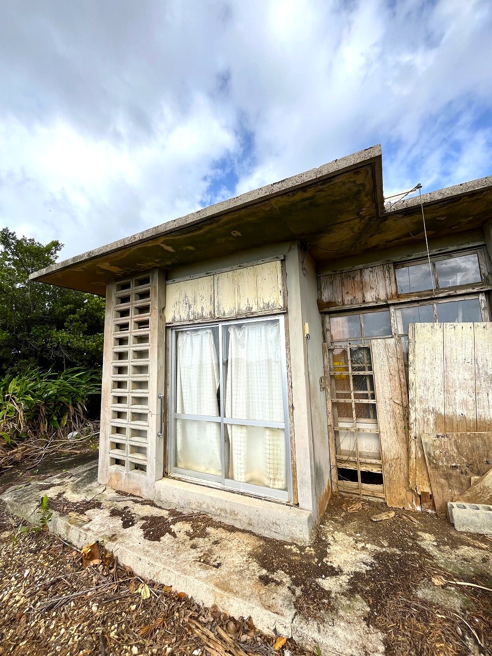 下地嘉手苅　市営団地近くの市道沿い　未登記古家あり　157坪　宅地