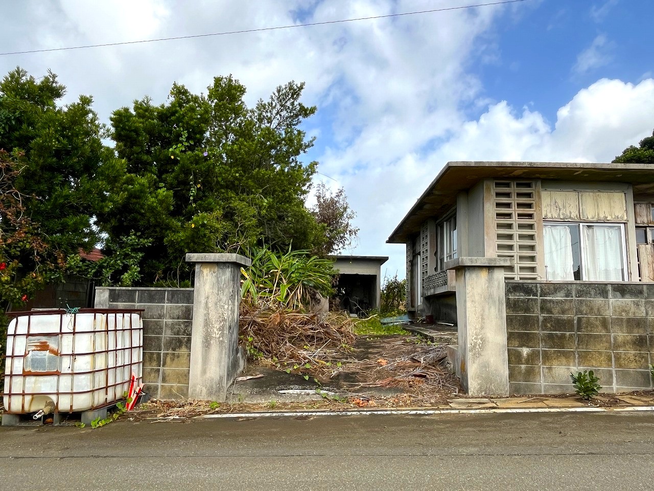 下地嘉手苅　市営団地近くの市道沿い　未登記古家あり　157坪　宅地