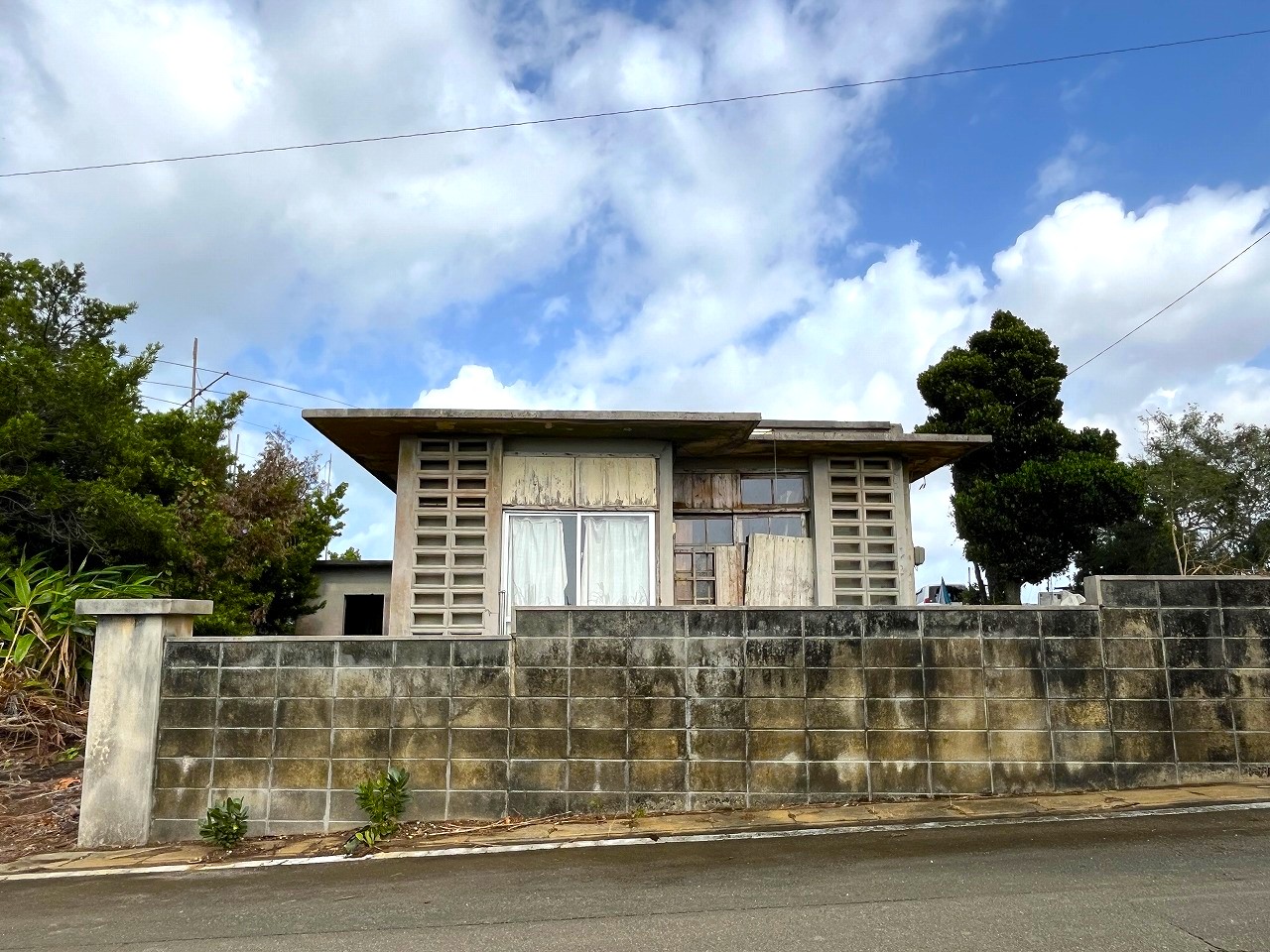 下地嘉手苅　市営団地近くの市道沿い　未登記古家あり　157坪　宅地