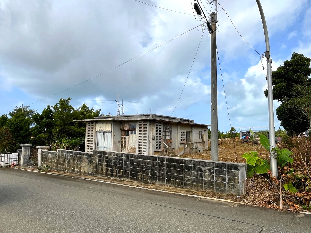下地嘉手苅　市営団地近くの市道沿い　未登記古家あり　157坪　宅地