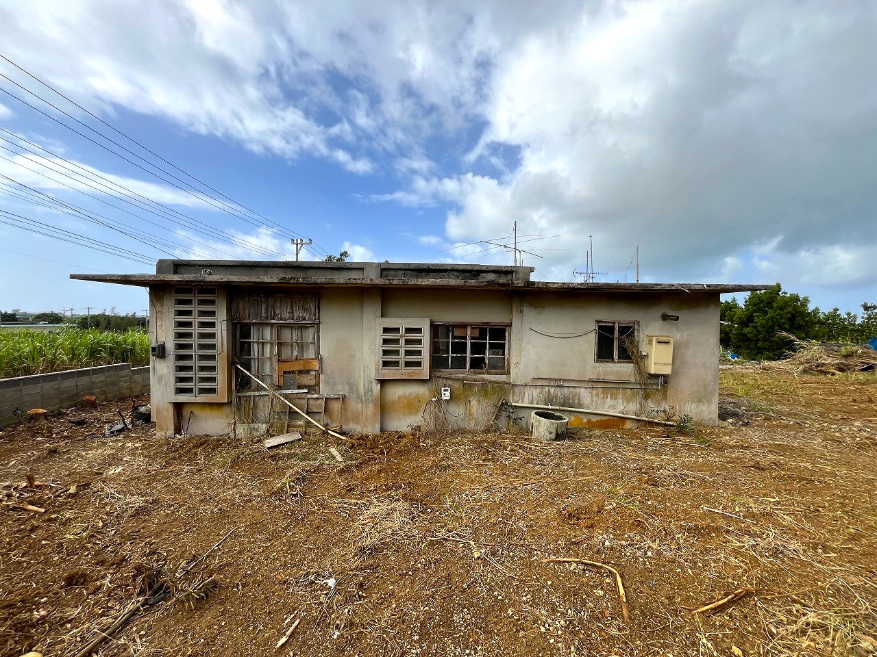 下地嘉手苅　市営団地近くの市道沿い　未登記古家あり　157坪　宅地