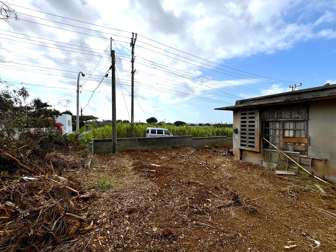下地嘉手苅　市営団地近くの市道沿い　未登記古家あり　157坪　宅地