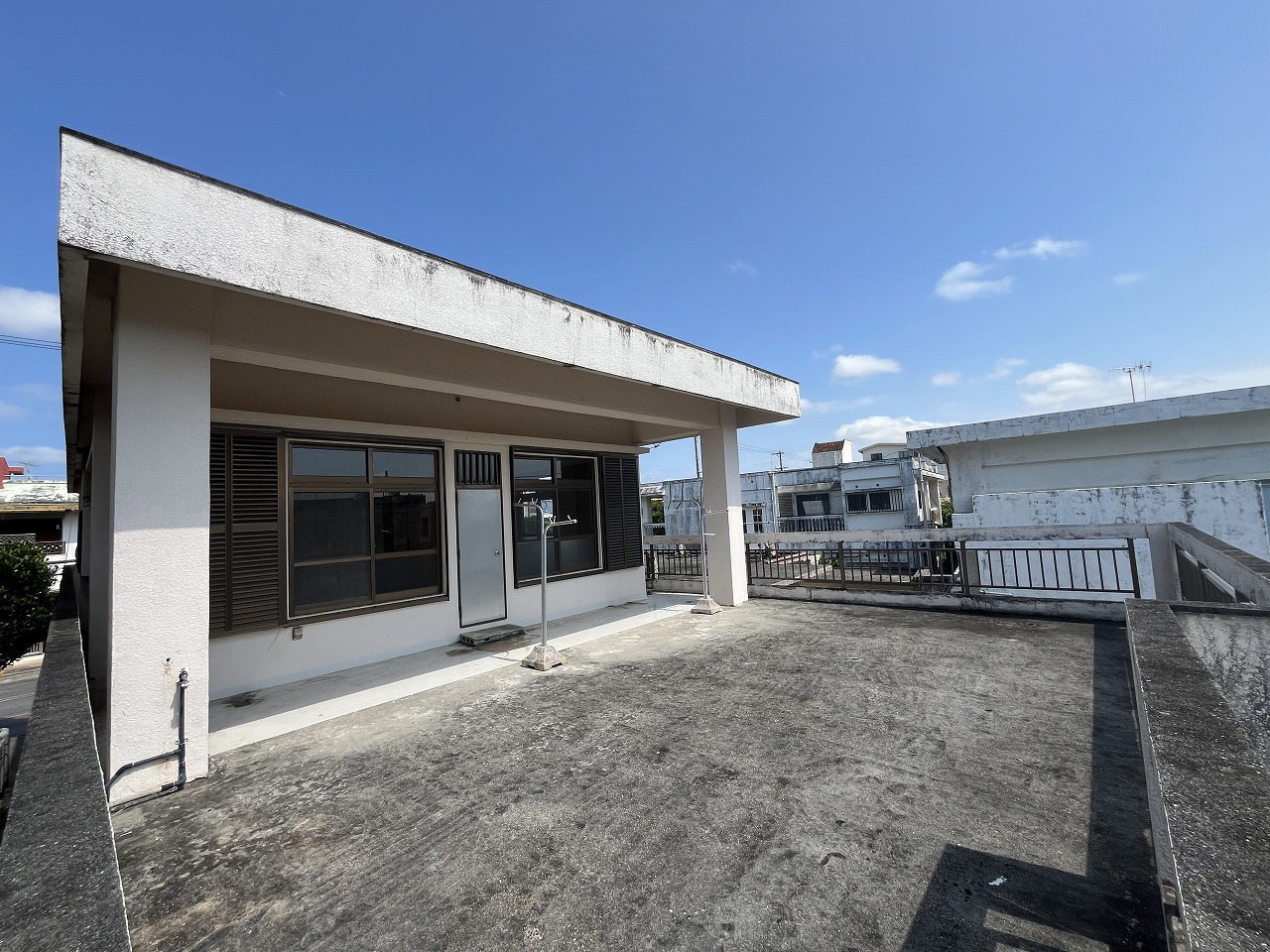 平良下里　平一小・下里大通り入口近く店舗住宅　建物58坪　土地76坪
