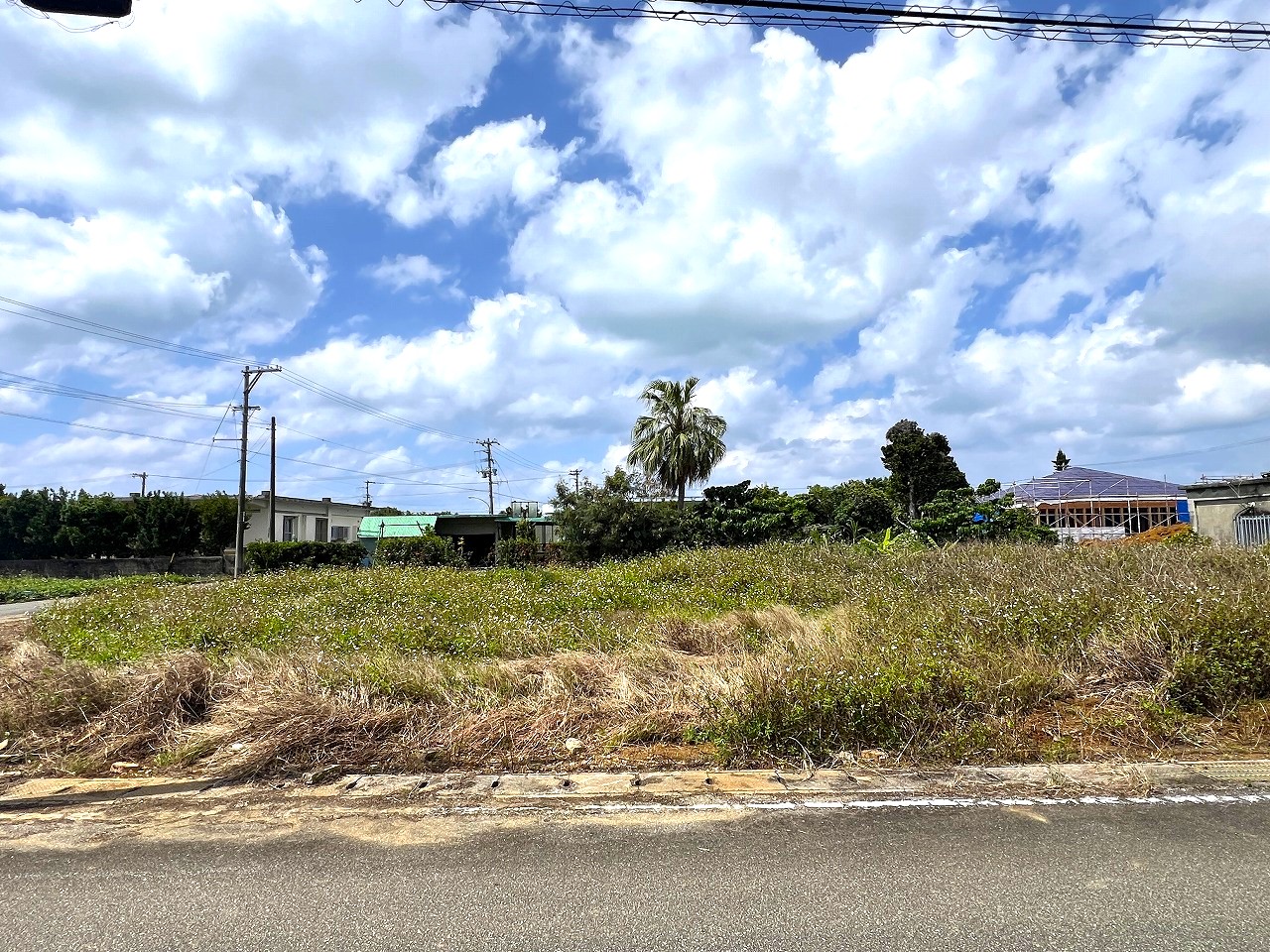 【分筆可能】下地与那覇　サニツ浜近く　集落内の角地　214坪　畑