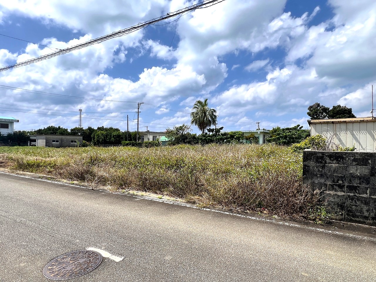 【分筆可能】下地与那覇　サニツ浜近く　集落内の角地　214坪　畑