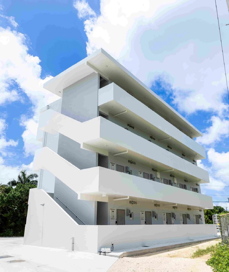 平良西里　市役所近く　築浅アパート20戸　土地255坪　建物167坪