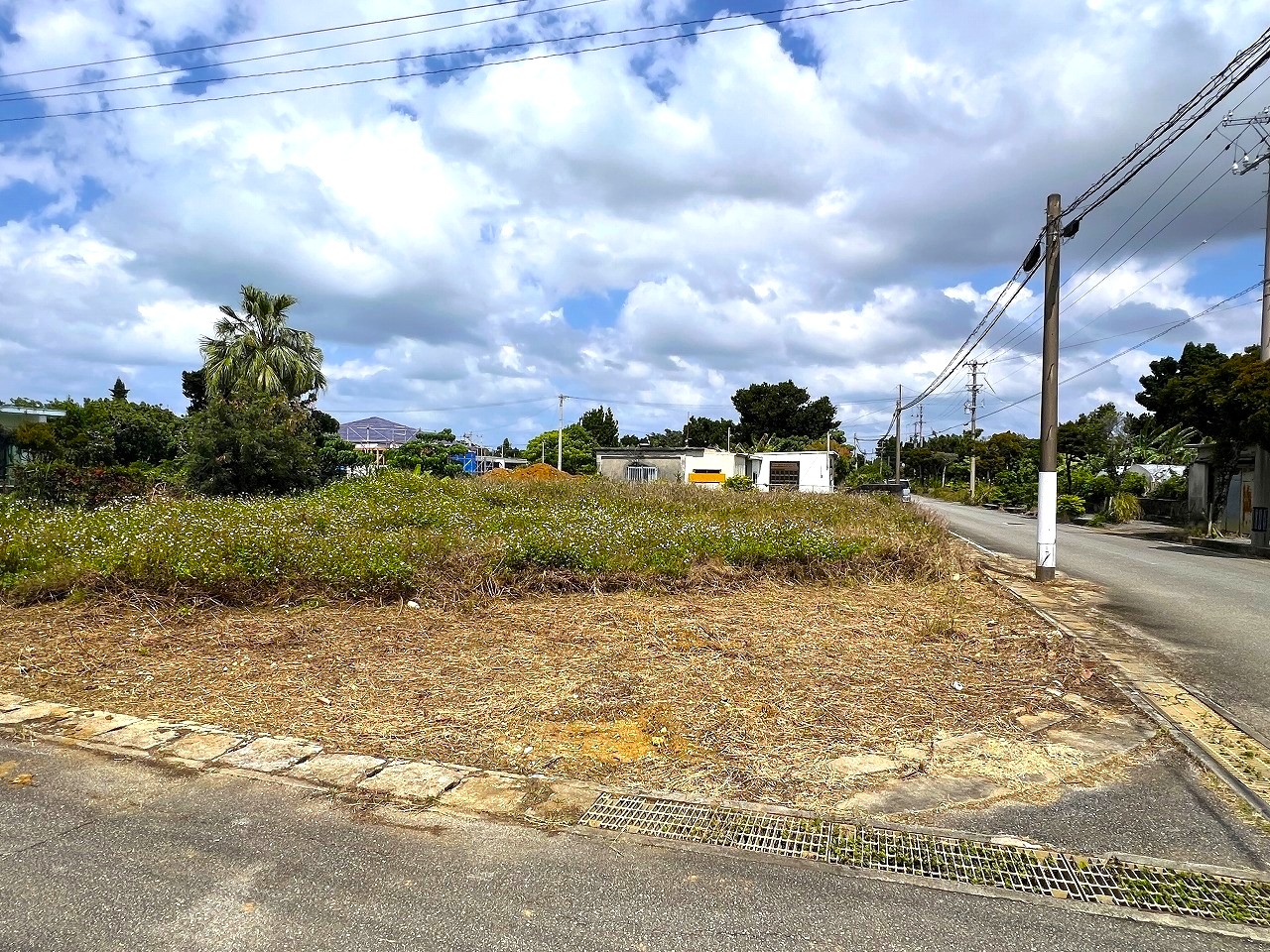 【分筆可能】下地与那覇　サニツ浜近く　集落内の角地　214坪　畑