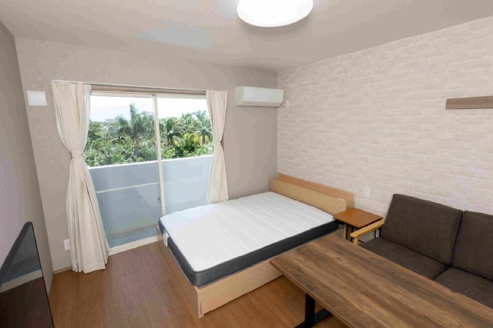 平良西里　市役所近く　築浅アパート20戸　土地255坪　建物167坪