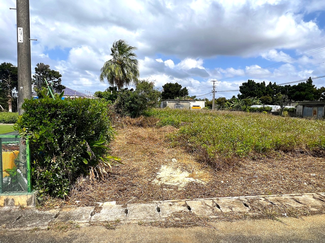 【分筆可能】下地与那覇　サニツ浜近く　集落内の角地　214坪　畑