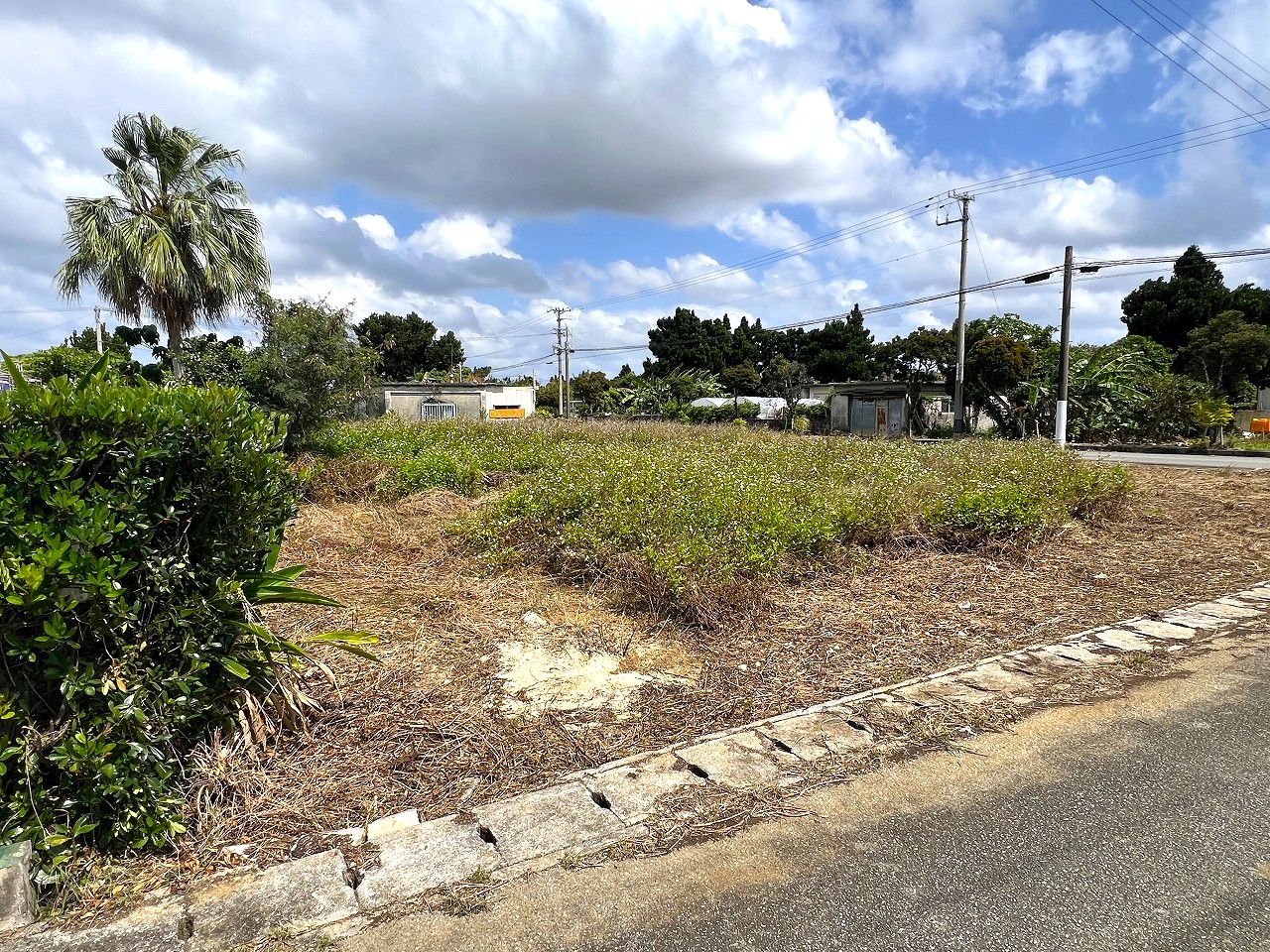 【分筆可能】下地与那覇　サニツ浜近く　集落内の角地　214坪　畑