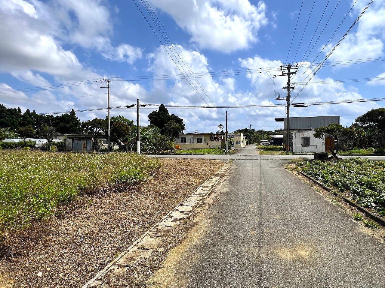 【分筆可能】下地与那覇　サニツ浜近く　集落内の角地　214坪　畑