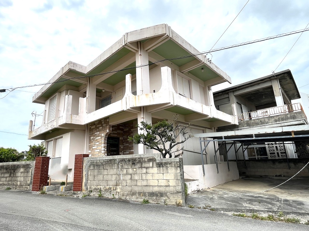 平良下里　カママ嶺公園近く　RCB造　2階建6DDKK　建物42坪　土地70坪