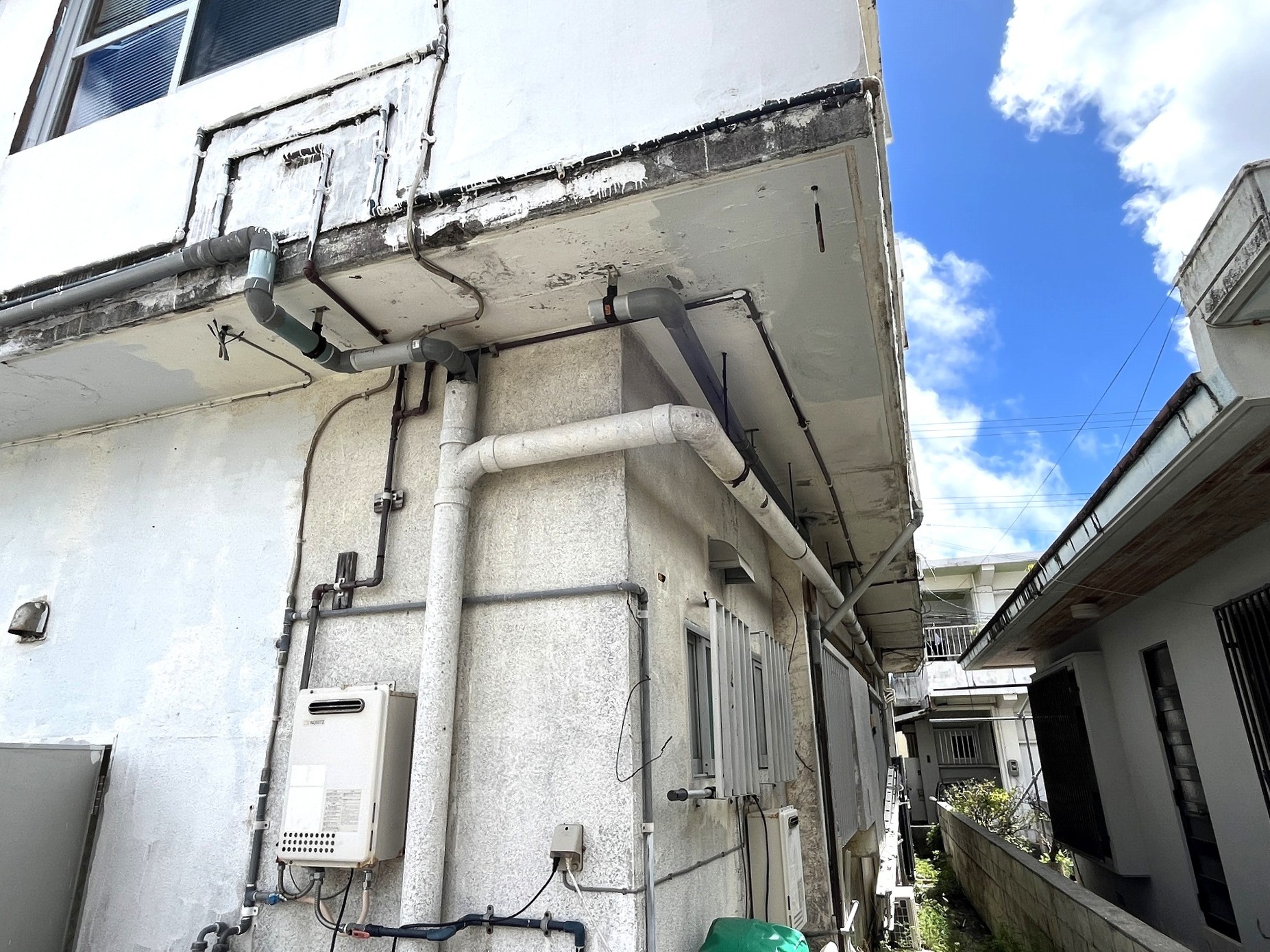 平良東仲宗根　北小近くRCB造2階建　建物37坪　土地67坪
