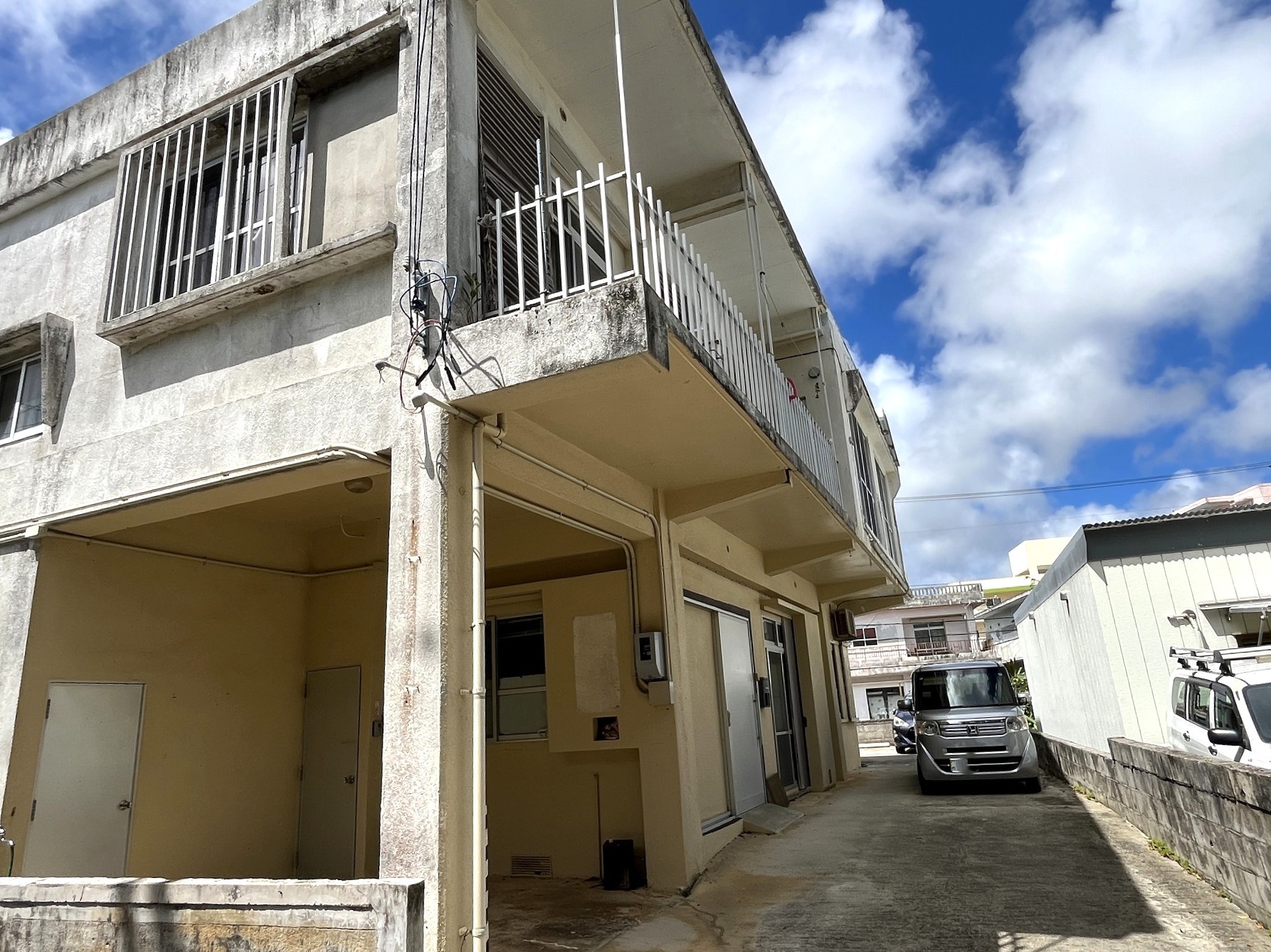 平良東仲宗根　北小近くRCB造2階建　建物37坪　土地67坪
