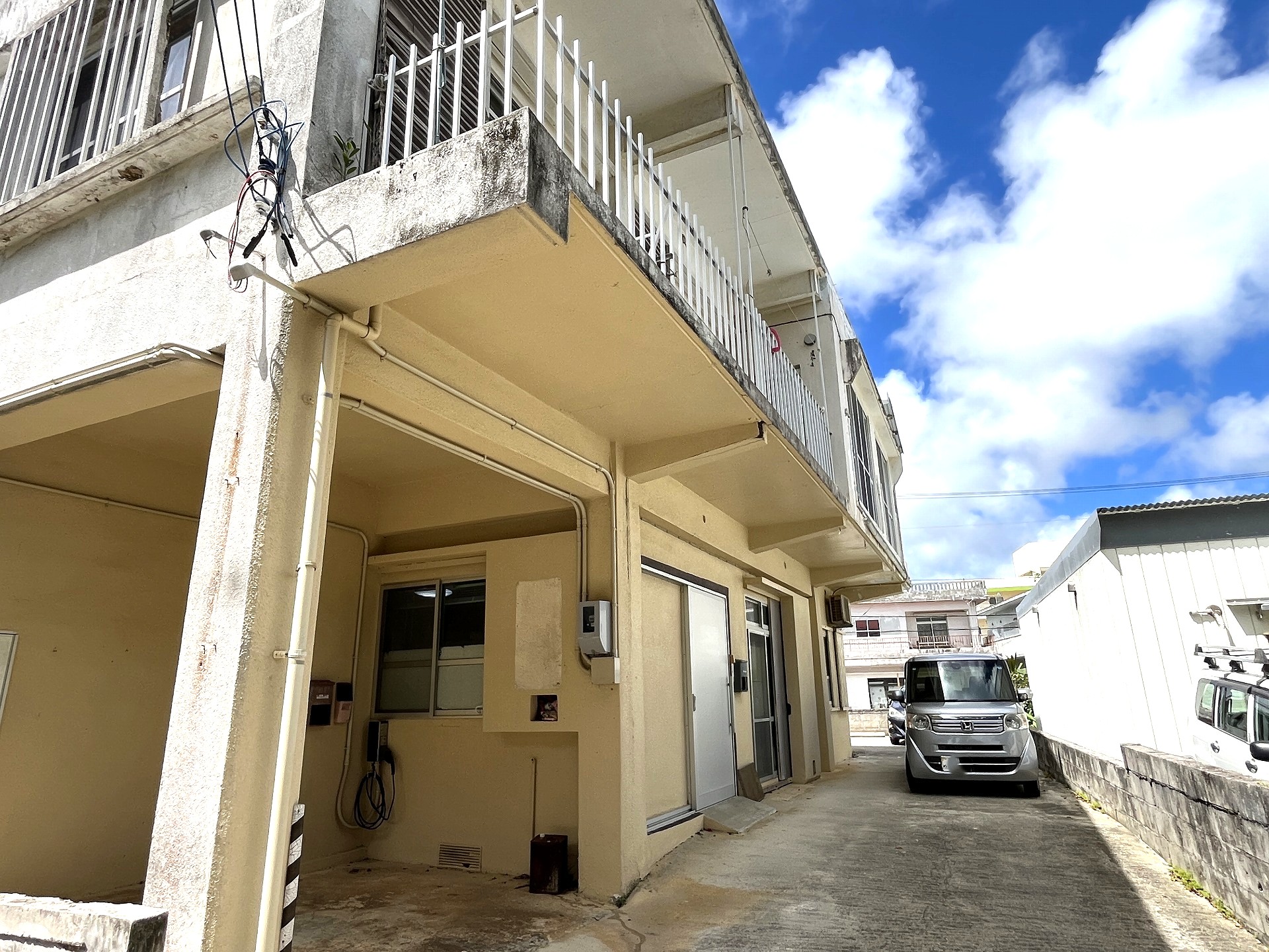 平良東仲宗根　北小近くRCB造2階建　建物37坪　土地67坪